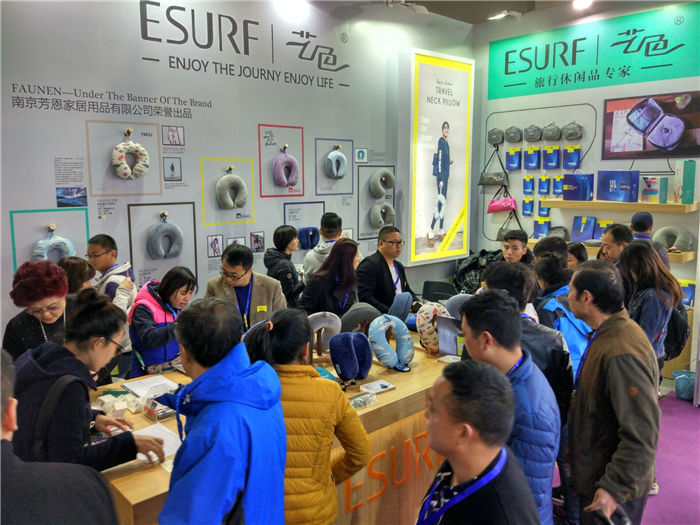 35届北京礼品展客流严重超标，观众疯狂围堵充气枕生产厂家“艺色”