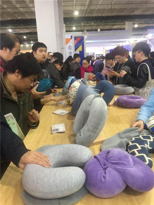 35届北京礼品展客流严重超标，观众疯狂围堵充气枕生产厂家“艺色”