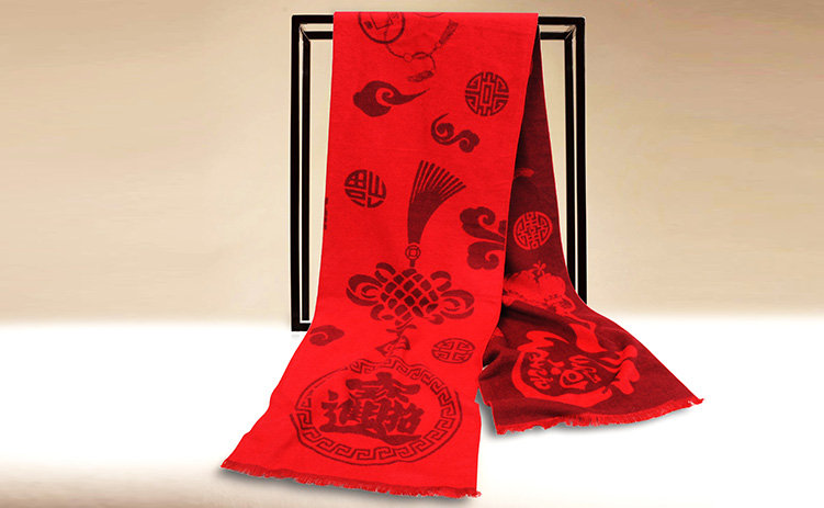 个性化的客户答谢礼品,量身定制红围巾